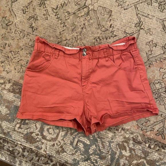 High waisted stretchy shorts - Picture 1 of 3